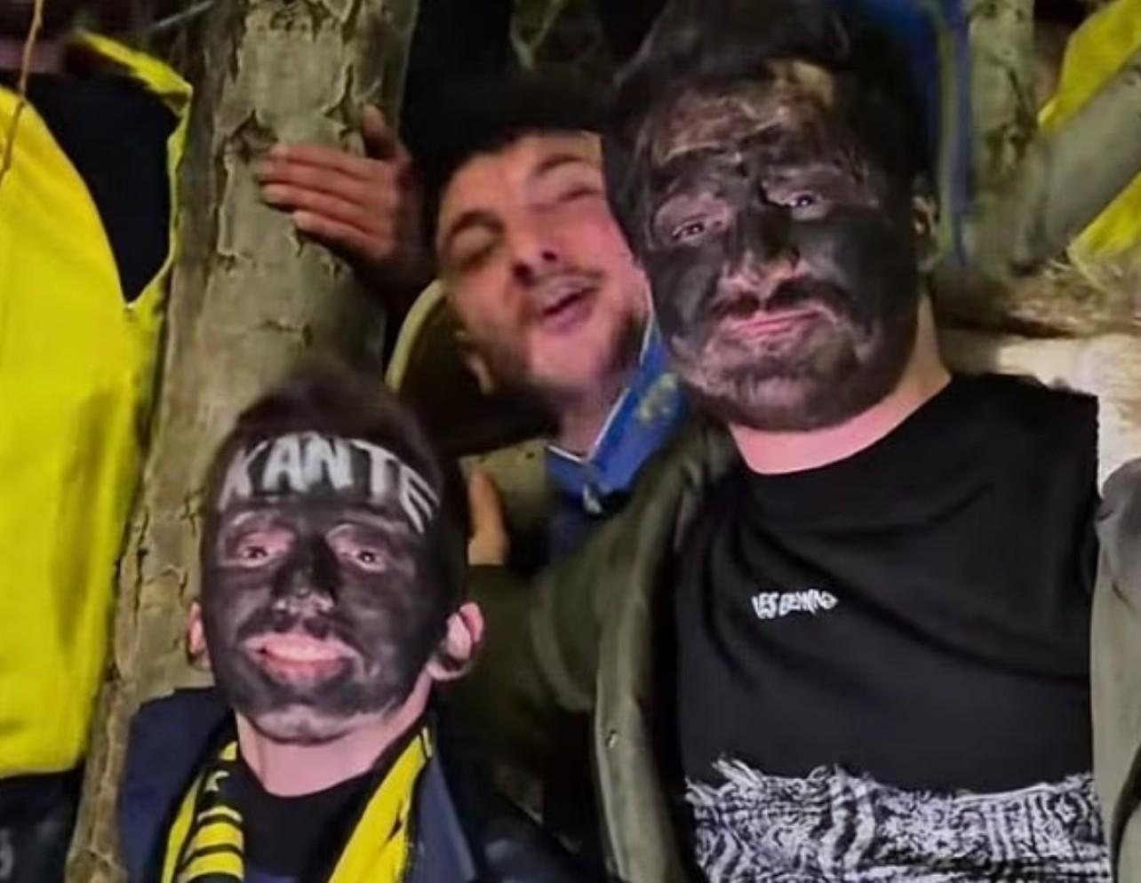 在线体育游戏娱乐平台-抽象,两名费内巴切球迷欢迎坎特的时候把脸涂成了黑色